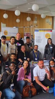 📒 Die Teilnehmenden unserer Integrationskurse aus der Stromstr. 47 waren am Mittwoch, den 25.6.2025, am Tag der Möglichkeiten im Jobcenter-Mitte dabei. 

🟡 Mit leuchtendgelben WIPA-Bändchen ausgestattet, erkundeten sie die unterschiedlichen Angebote für zukünftige Fort-, Aus- und Weiterbildungsmaßnahmen, stellten spannende Fragen und knüpften Kontakte. 

📒 Die WIPA war natürlich auch mit einem eigenen Stand vertreten, wo die pädagogische Koordinatorin Maja Gebhardt und die Projektverwalterin Sevda Celik alle Interessierten zu unserem Kursangebot und zu unserem Standort in Moabit informierten. 

🟡 Last but not least, auch unsere Geschäftsführerin Helena Heinle und stellvertretende Geschäftsführerin Sabine Massloff unterstützten das Team und sammelten inspirierende Ideen für neue Projekte und zukünftige Zusammenarbeit mit den Partnern in Berlin-Mitte. 

💛 Insgesamt war es für alle eine tolle Erfahrung und wir bedanken uns noch einmal ganz herzlich bei den Mitarbeitern vom Jobcenter-Mitte für die Einladung und Gastfreundschaft.

jobcenter.berlin

#integrationskurs #integrationdurchbildung #integrationcoach #Integrationskurs #integration #jobcentermitte #jobcenterberlin #tagdermöglichkeiten #deutschundberuf #germanforjob